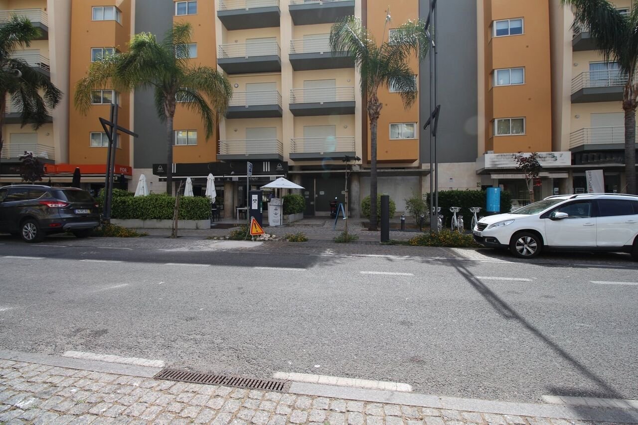 170m² Commercial property in Quarteira, Portugal No. 253511