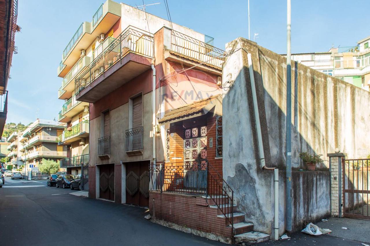 10 rooms House in Aci Catena, Italy No. 4706