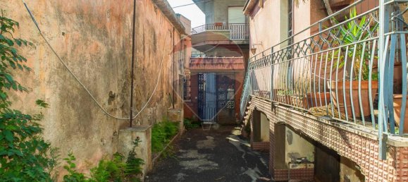 10 rooms House in Aci Catena, Italy No. 4706 5
