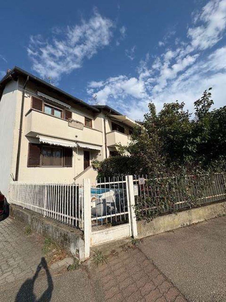4 bedrooms House in Cameri, Italy No. 379020