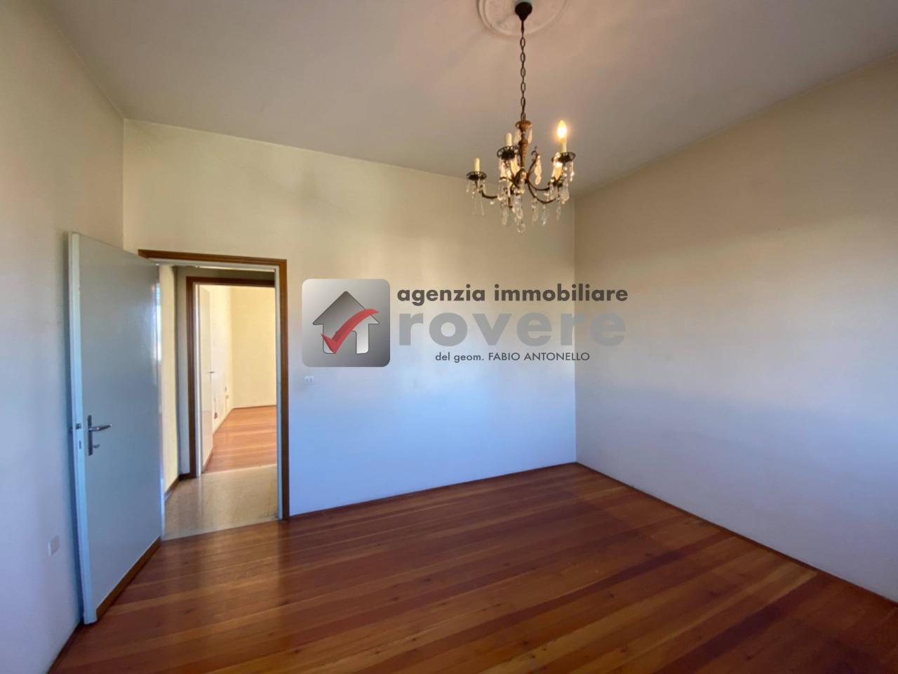 Дом с 8 комнатами в Карбонера, Италия № 136619