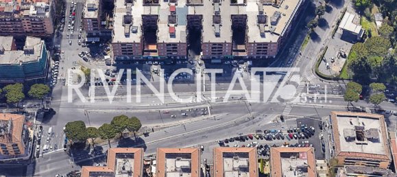 2 rooms Commercial property in Rome, Italy No. 50161 30