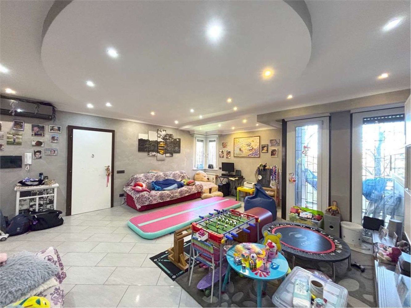 4 rooms Apartment in Rome, Italy No. 122783