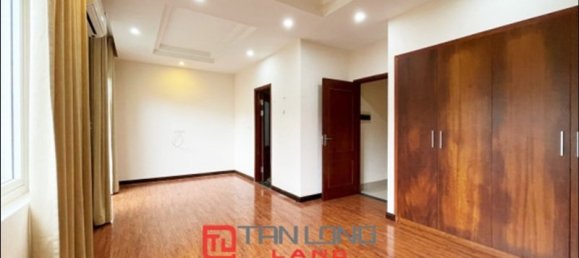 Villa de 4 dormitorios en Long Bien, Vietnam No. 591 6