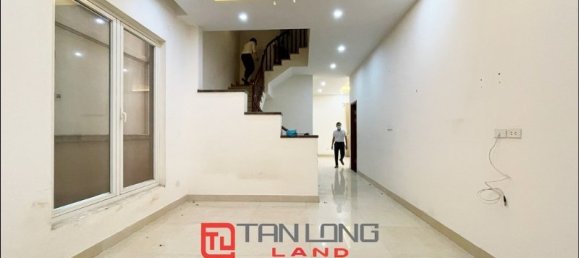 Villa de 4 dormitorios en Long Bien, Vietnam No. 591 2