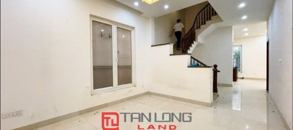 Villa de 4 dormitorios en Long Bien, Vietnam No. 591 3