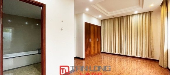 Villa de 4 dormitorios en Long Bien, Vietnam No. 591 5