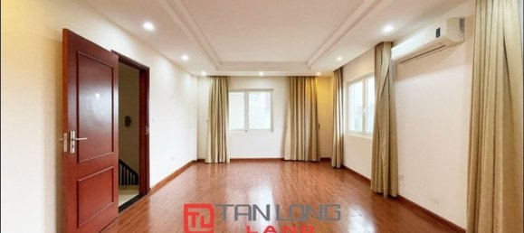 Villa de 4 dormitorios en Long Bien, Vietnam No. 591 10