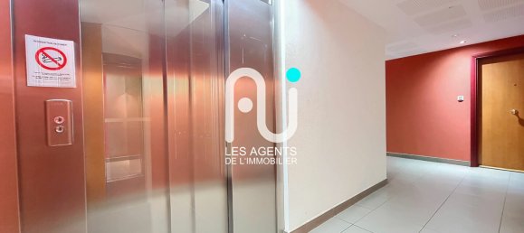 3 bedrooms Apartment in Colombes, France No. 175640 9