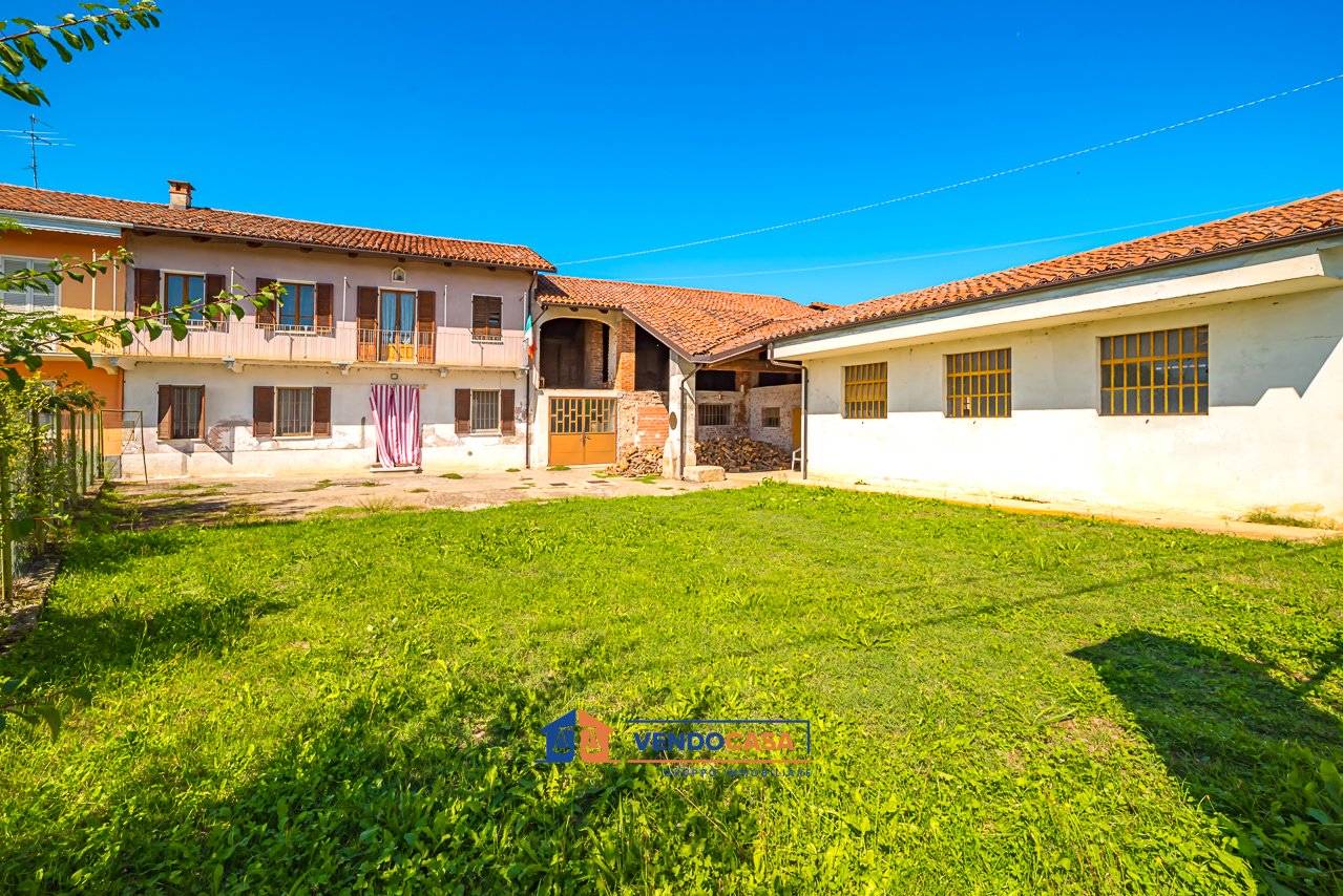 2 bedrooms Villa in Cherasco, Italy No. 389062