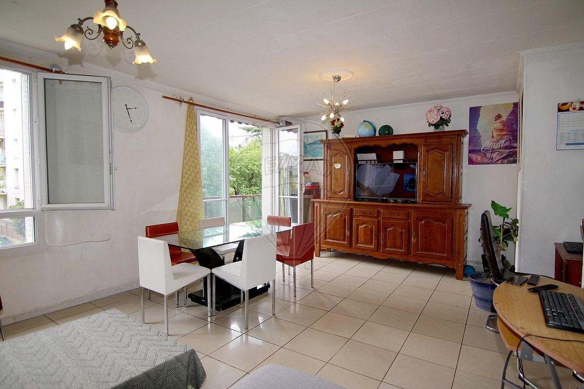 3 bedrooms Apartment in Colombes, France No. 179429