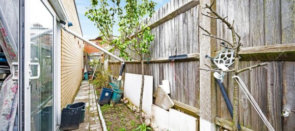 1 bedroom Bungalow in Hounslow, United Kingdom No. 9816 7