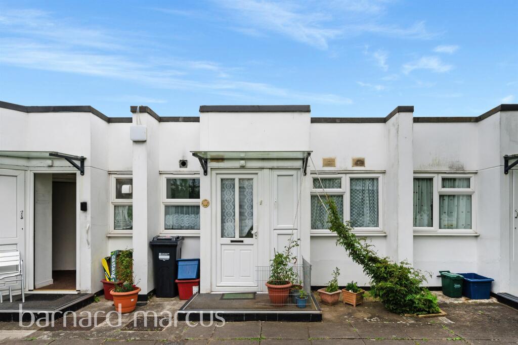 1 bedroom Bungalow in Hounslow, United Kingdom No. 9816