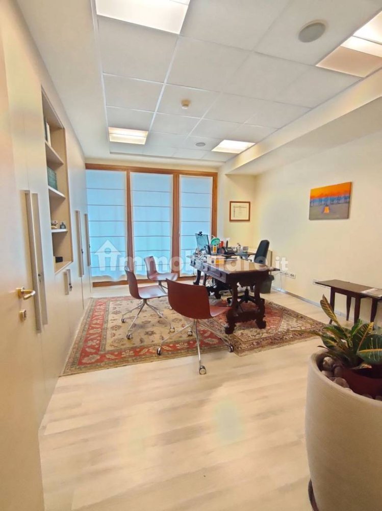 5 rooms Office in Padua, Italy No. 313060