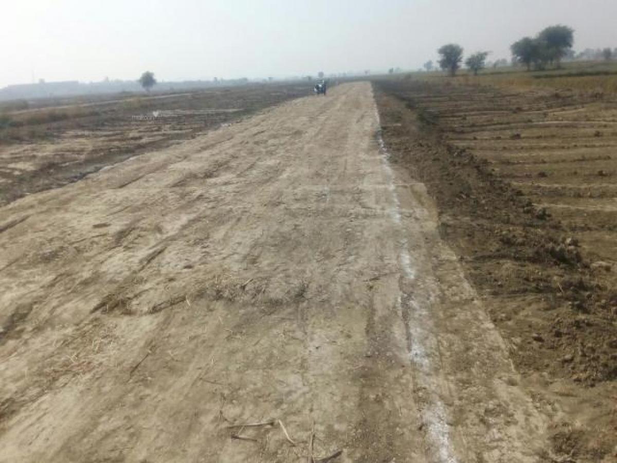  Land in Mathura, India No. 40937