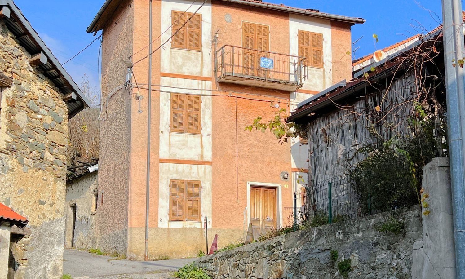 Casa de 5 habitaciónes en Calizzano, Italy No. 74055