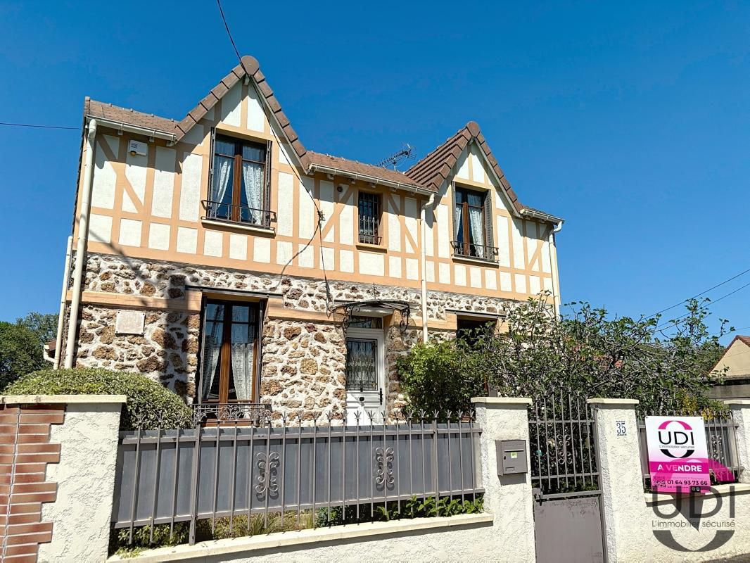 Casa de 3 dormitorios en Itteville, France No. 174873