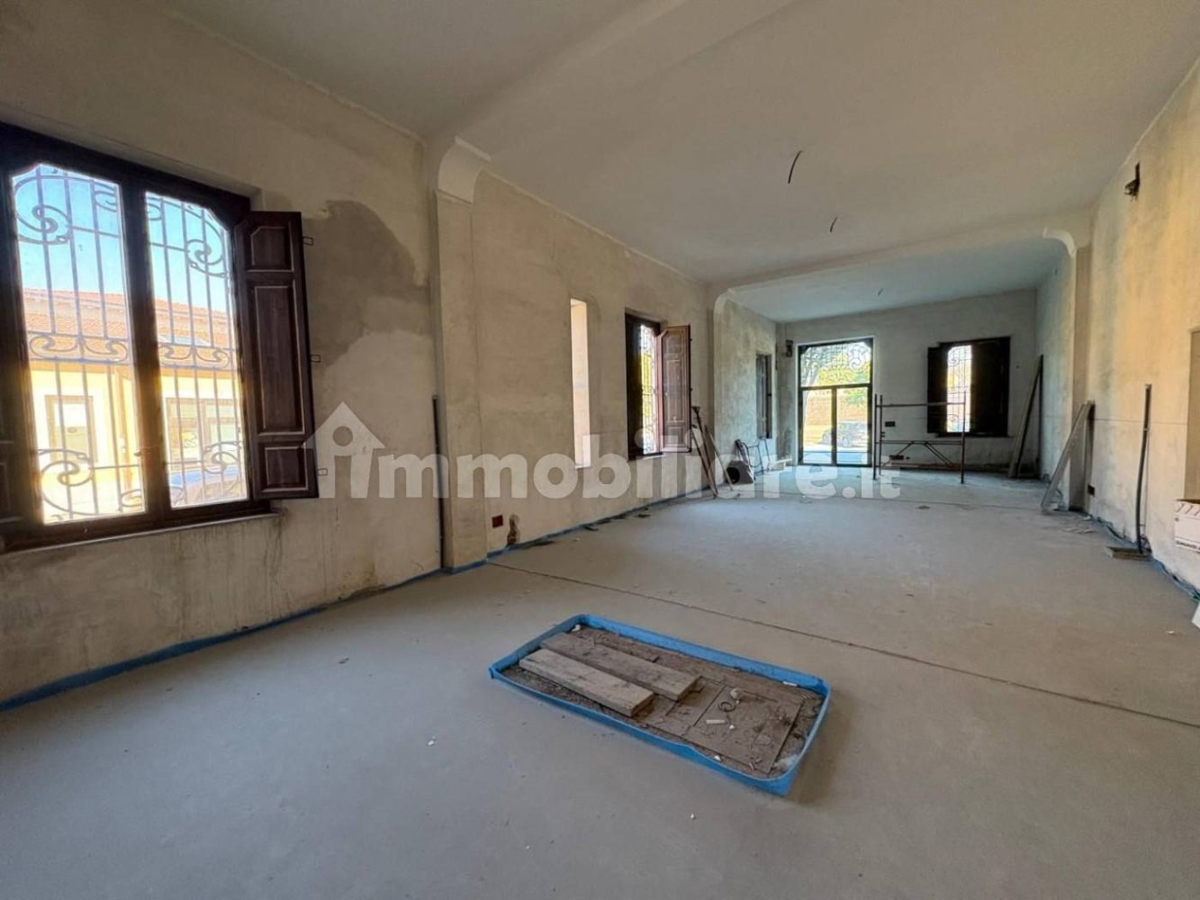 1 room Commercial property in Lucca, Italy No. 320882