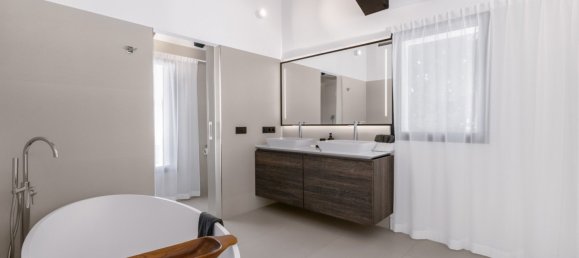 5 bedrooms Villa in Nueva Andalucia, Spain No. 4816 2