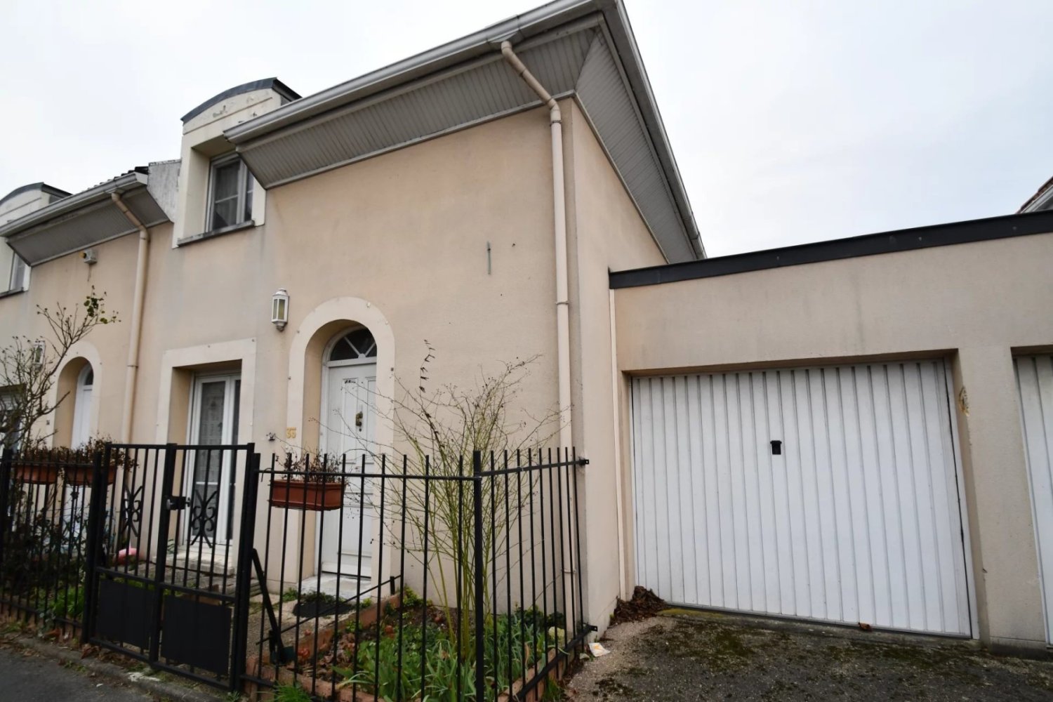 3 bedrooms Villa in Sevran, France No. 180436