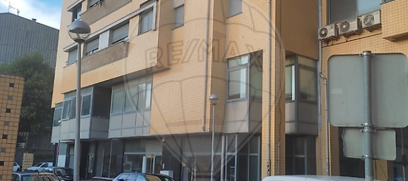 80m² Commercial property in Rio Tinto, Portugal No. 55179 7