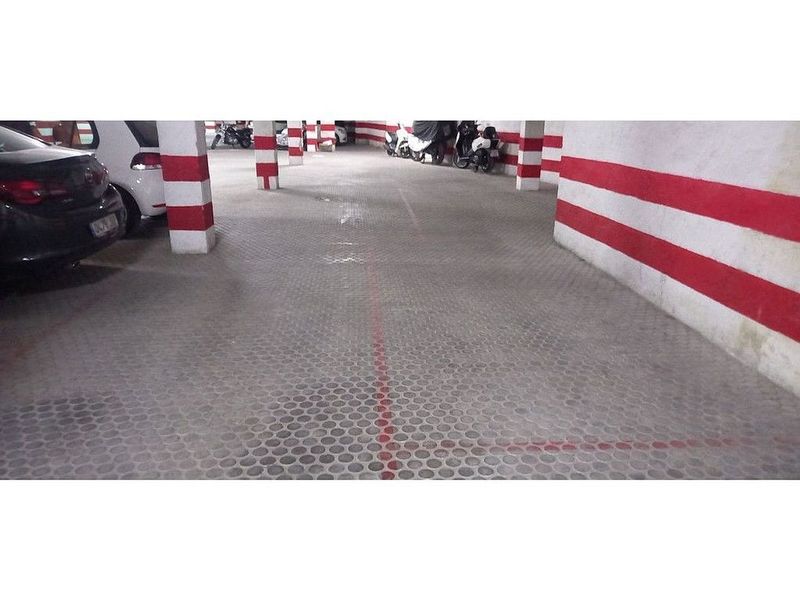  Garage in Granada, Spain No. 221524