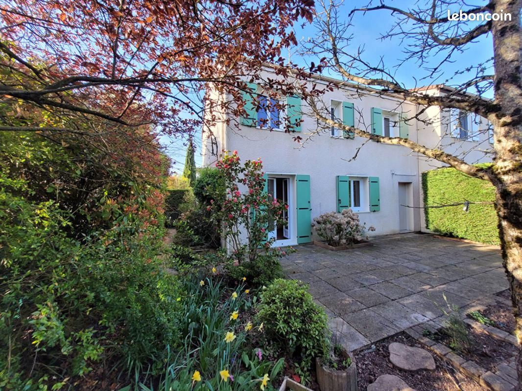 Casa de 4 dormitorios en Orleans, France No. 49381