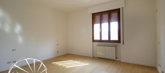 Apartamento de 4 divisões em Prato, Italy N.º 24530 3