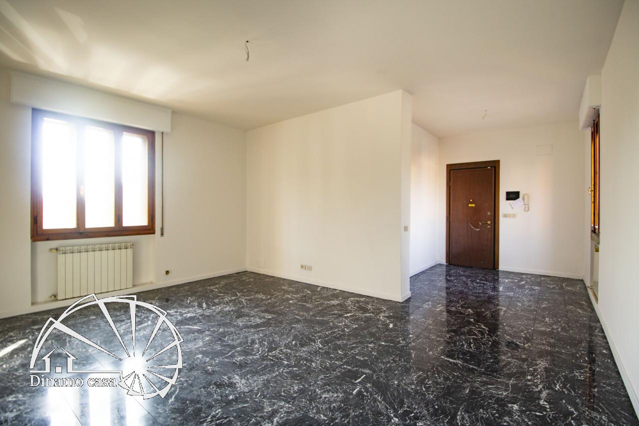 Apartamento de 4 divisões em Prato, Italy N.º 24530