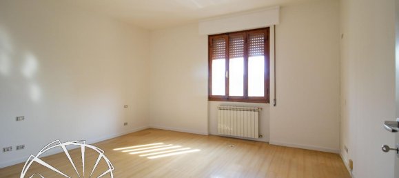 Apartamento de 4 divisões em Prato, Italy N.º 24530 4