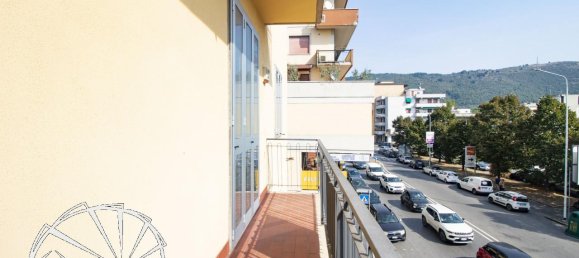 Apartamento de 4 divisões em Prato, Italy N.º 24530 10