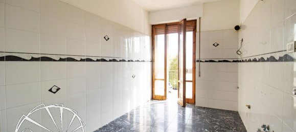 Apartamento de 4 divisões em Prato, Italy N.º 24530 12