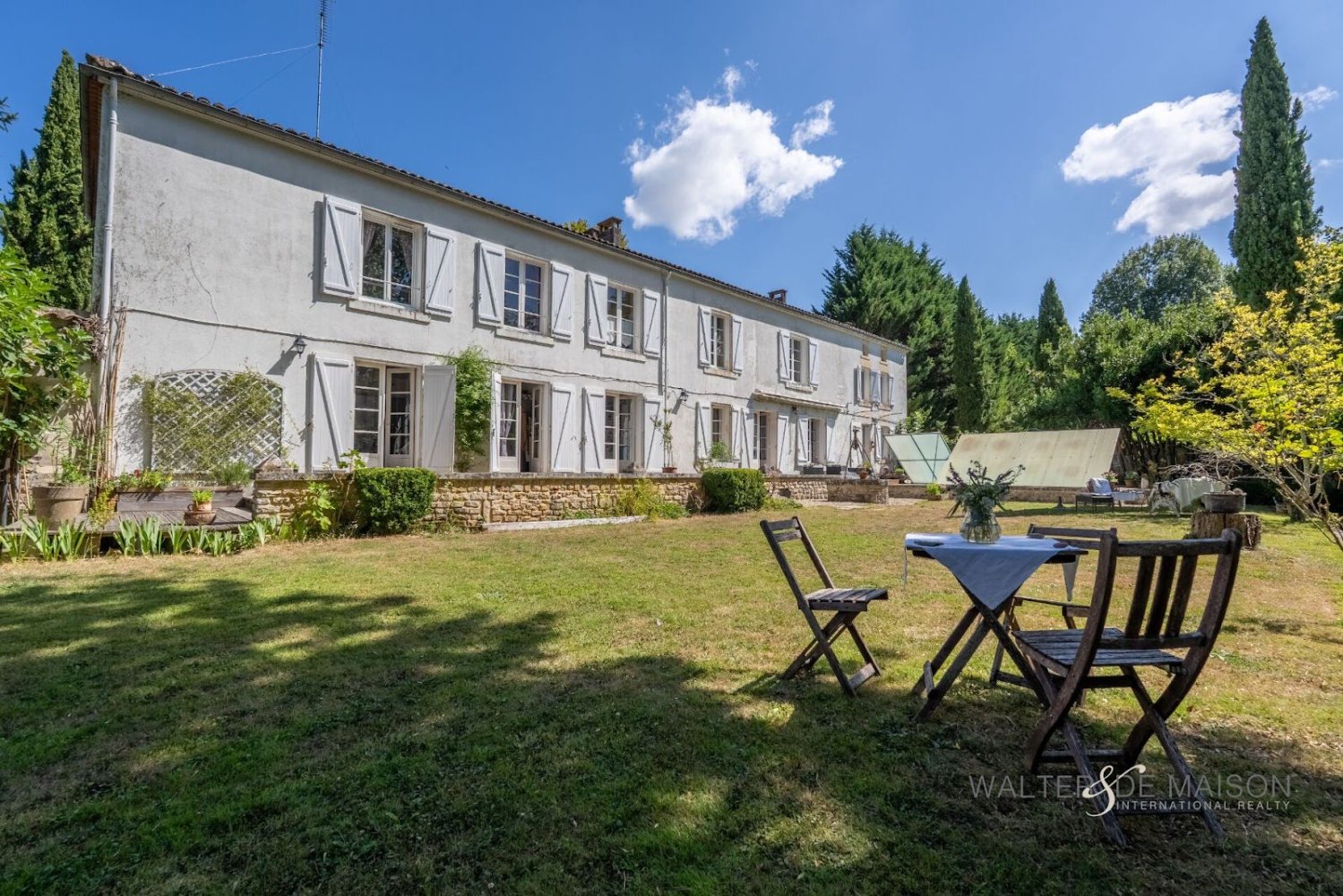 6 bedrooms House in Charente, France No. 300984