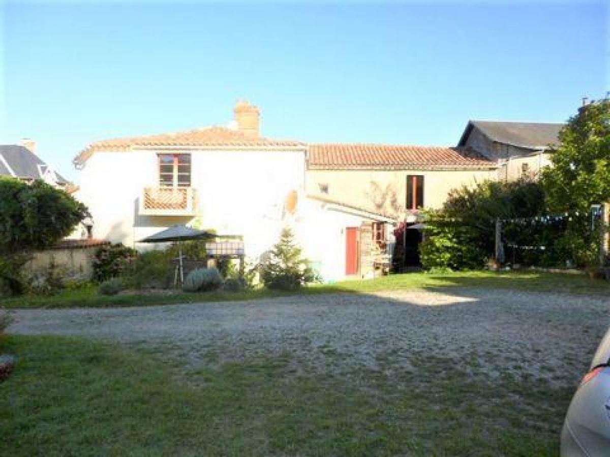 5 bedrooms House in Chantonnay, France No. 27346