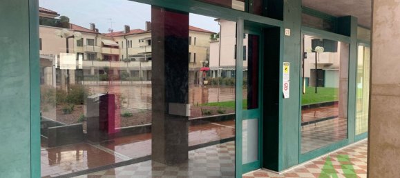 70m² Commercial property in Castelfranco Veneto, Italy No. 146044 5