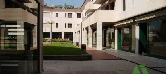70m² Commercial property in Castelfranco Veneto, Italy No. 146044 2