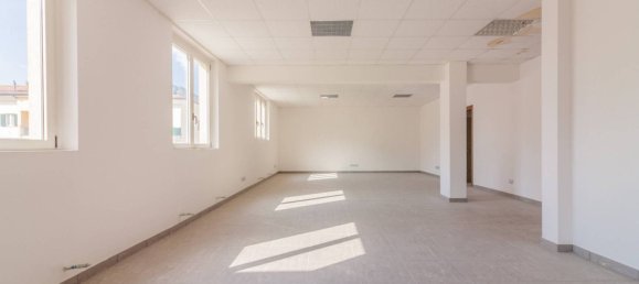 Propiedad comercial de 1 habitación en Lecco, Italy No. 317996 2