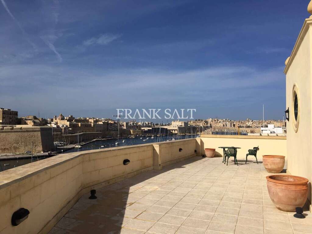 3 bedrooms Penthouse in Kalkara, Malta No. 3961