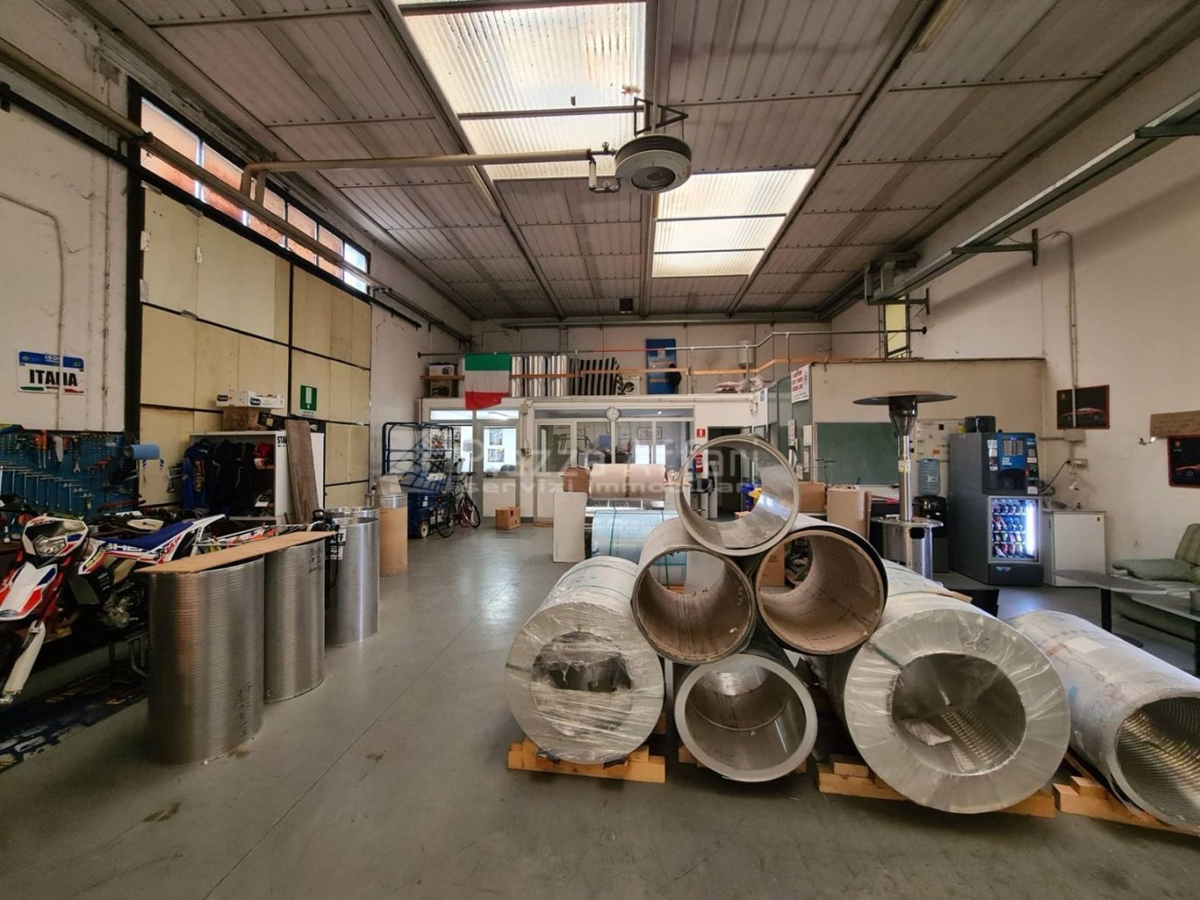 698m² Warehouse in Reggio Emilia, Italy No. 319396