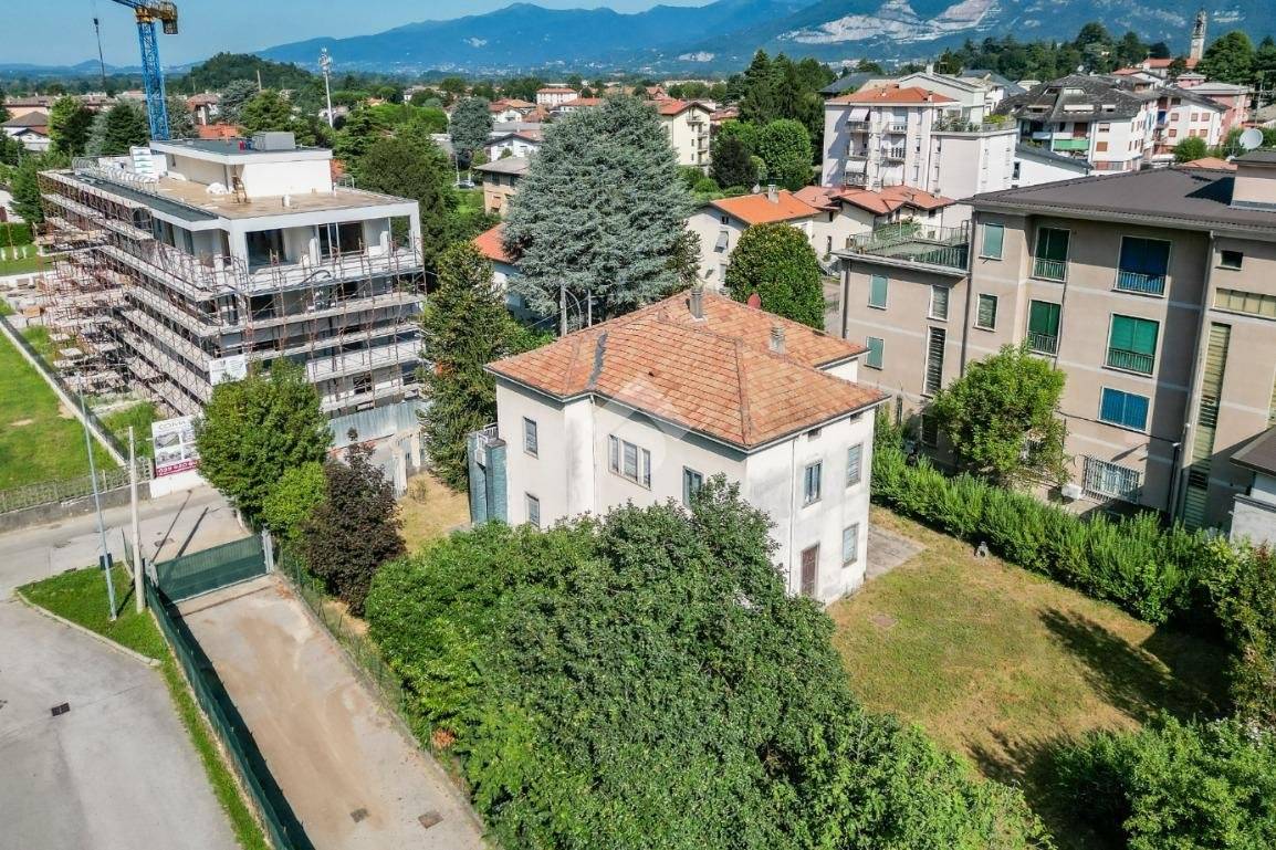 5 chambres Villa à Oggiono, Italy No. 162322