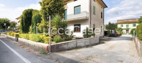 10 bedrooms House in Lucca, Italy No. 340761 3