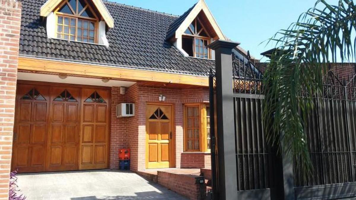 Casa de 4 dormitorios en Buenos Aires, Argentina No. 103397