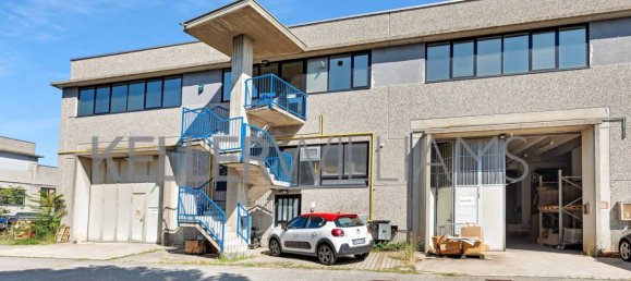 Almacén de 5 habitaciónes en Muggiò, Italy No. 316956 20