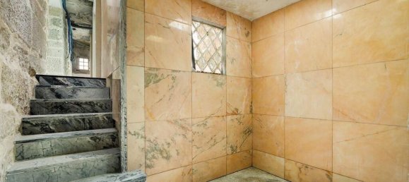 488m² Commercial property in Porto, Portugal No. 98221 3