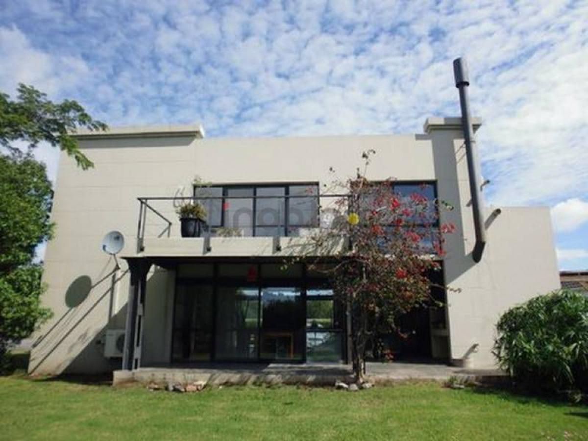 3 bedrooms House in Berazategui, Argentina No. 93980