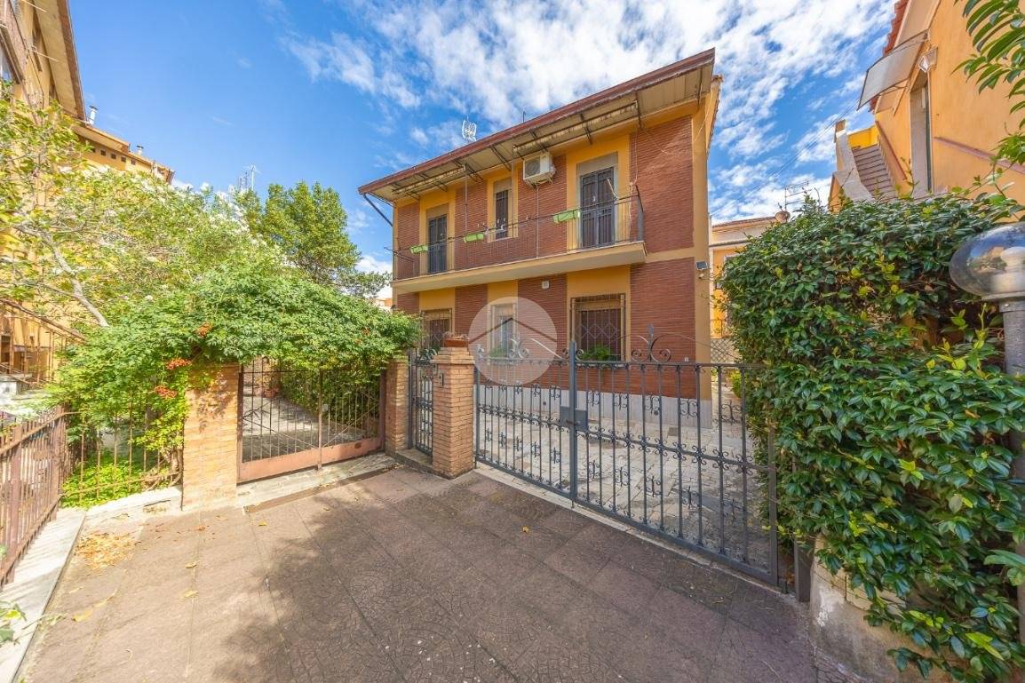 Квартира с 2 спальнями в Рим, Италия № 273649