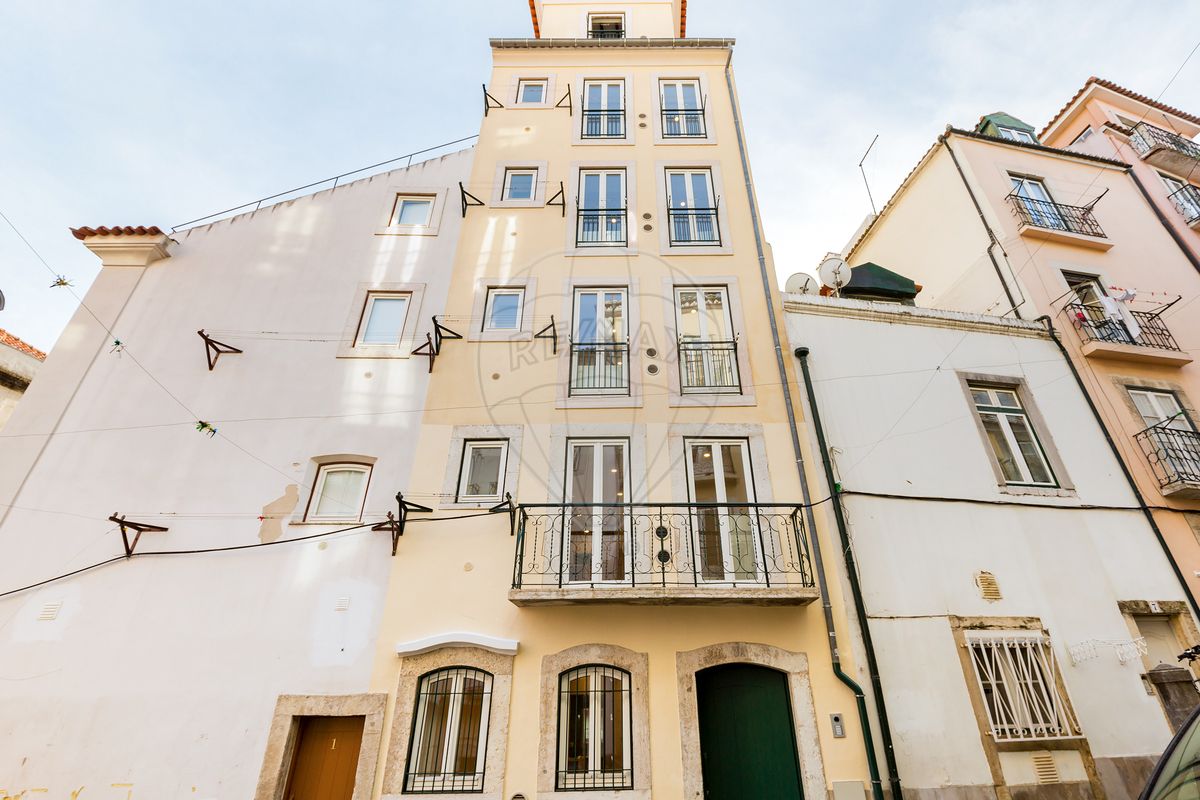 260m² Building in Lisbon, Portugal No. 70098