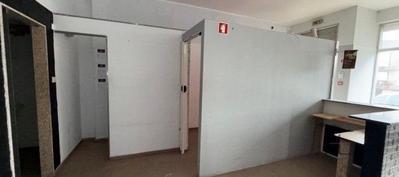 52m² Commercial property in Rio Tinto, Portugal No. 64678 10