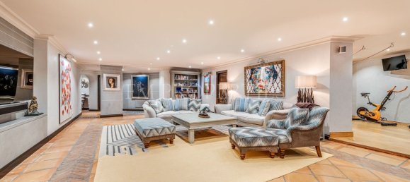 6 bedrooms Villa in Malaga, Spain No. 113627 3