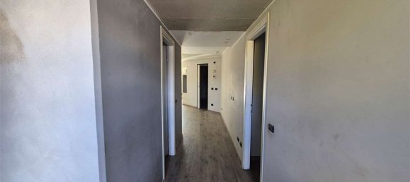 Дом с 6 спальнями в Кардано аль Кампо, Италия № 361245 16